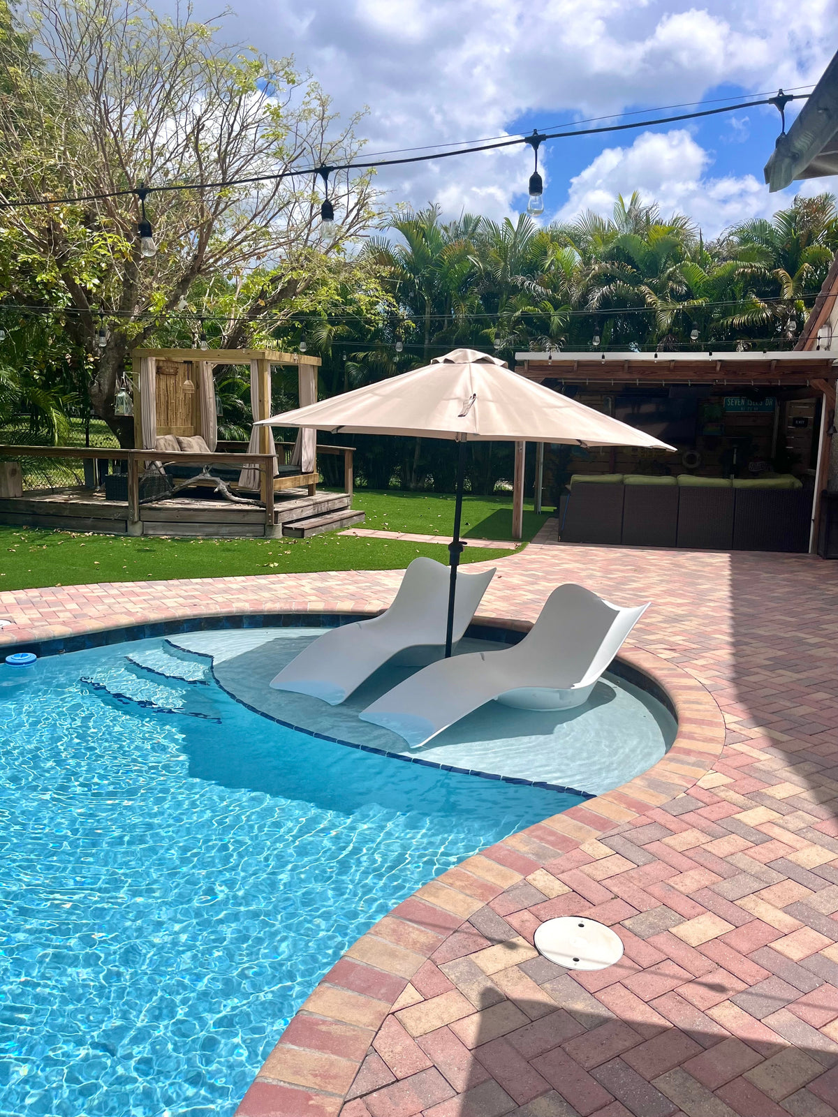 Wave in Pool Chaise Chair Pelican reef