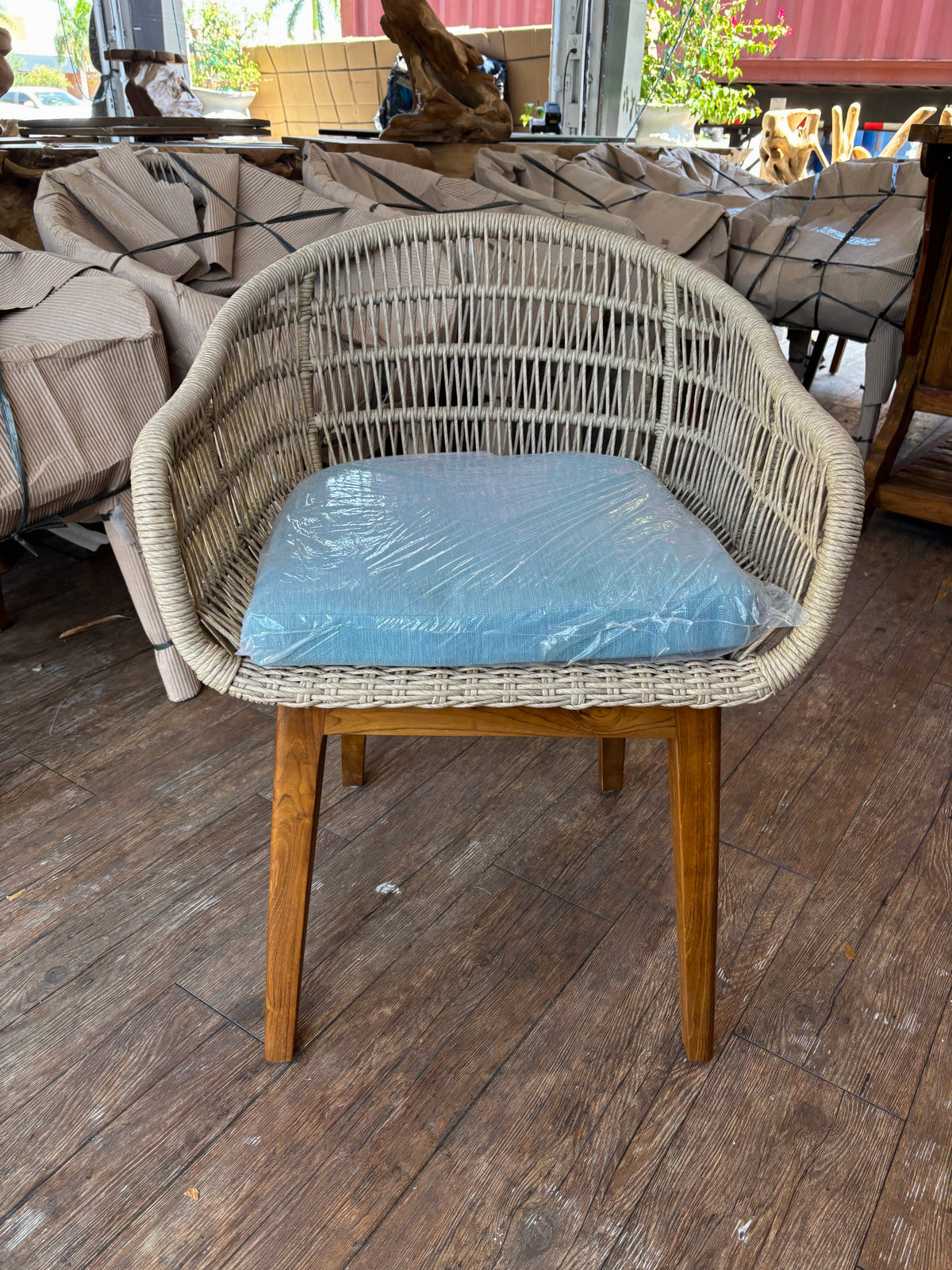 SYNTHETIC ROPE AND TEAK ARM CHAIR W/ BLUE CUSHION Anteak